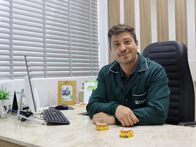 Dr. Lucio Manoel Gonçalves no consultório da Oral Sin Londrina